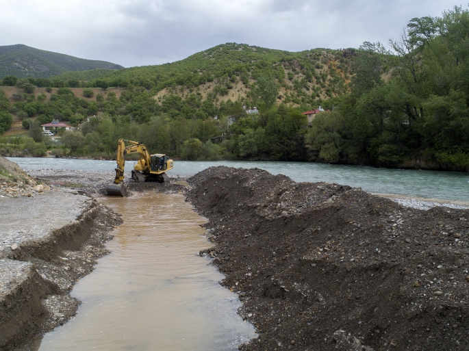 Munzur Çayı'nda kaybolan 2 kişinin bulunması için suyun yönü değiştirildi