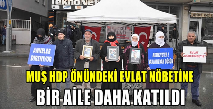 Muş HDP önündeki evlat nöbetine bir aile daha katıldı