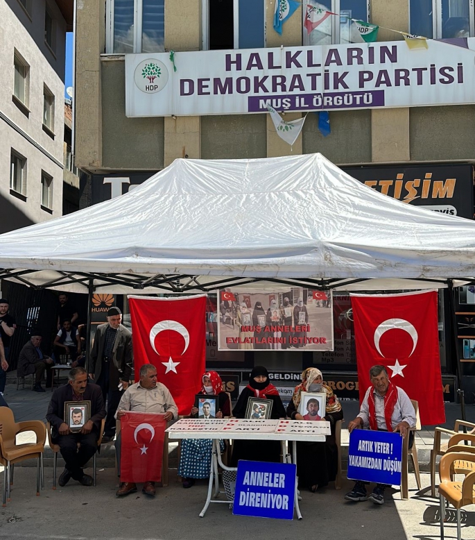 Muş'ta aileler, çocuklarının dağa götürülmesinden HDP'yi sorumlu tutarak eylem yaptı