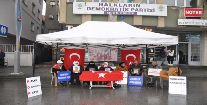 Muş’ta aileler, yağmura rağmen HDP önündeki eylemlerini sürdürdü