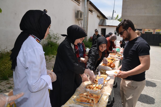 Muş'ta depremzede öğrenciler için kermes düzenlendi