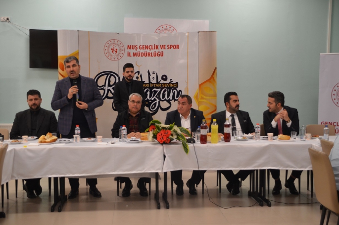 Muş'ta depremzedelere iftar yemeği