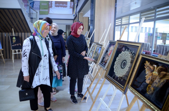 Muş'ta gençlerin kurslarda yaptığı ürünler sergilendi