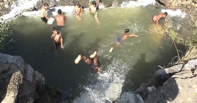 Muş’ta gölette yüzen çocuklardan halaya yeni versiyon!