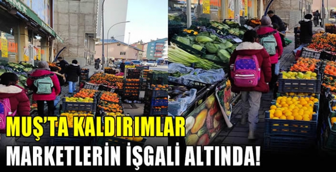 Muş’ta kaldırımlar marketlerin işgali altında!