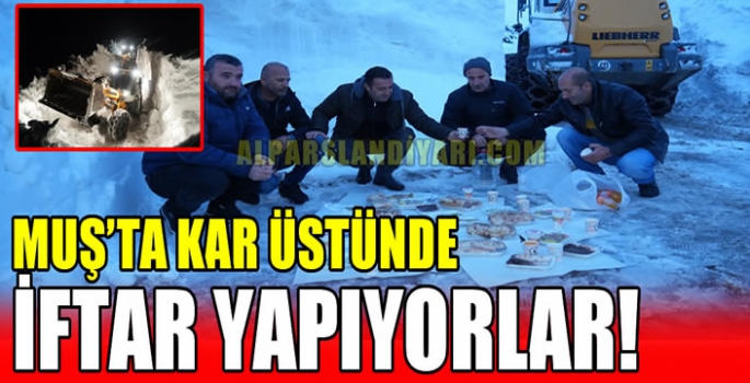 Muş’ta Kar üstünde iftar yapıyorlar! 