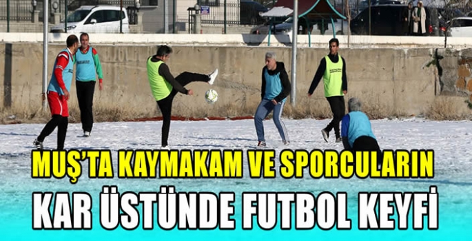 Muş’ta kaymakam ve sporcuların kar üstünde futbol keyfi! 