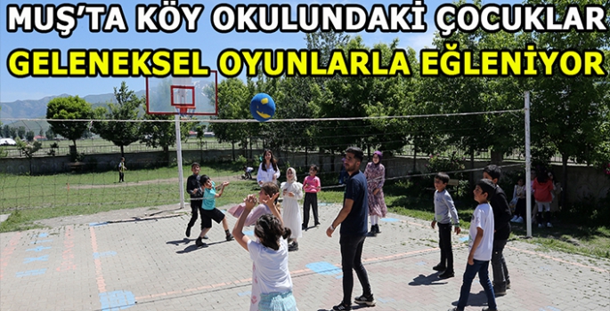 Muş’ta köy okulundaki çocuklar geleneksel oyunlarla eğleniyor