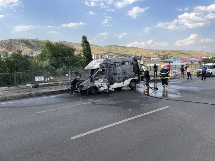 Muş'ta  seyir halindeki minibüs yandı