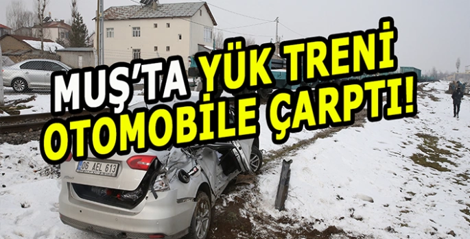 Muş'ta yük trenini otomobile çarptı: Sürücü yarlandı!