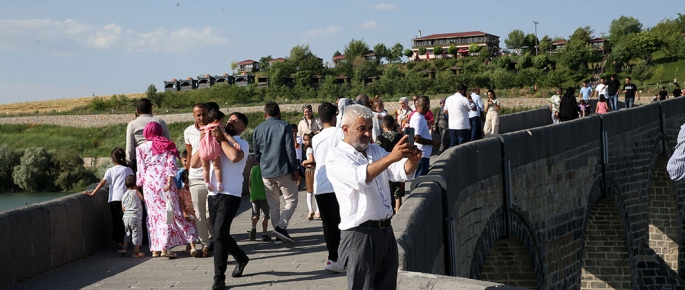 Muş'taki tarihi Murat Köprüsü'nde bayram yoğunluğu