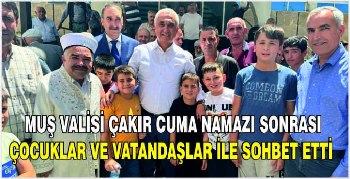 Muş Valisi Çakır Cuma Namazı sonrası çocuklar ve vatandaşlar ile sohbet etti