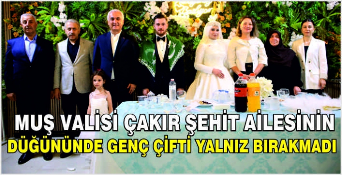 Muş Valisi Çakır Şehit ailesinin düğününde genç çifti yalnız bırakmadı