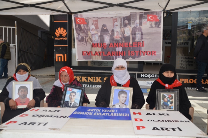 Muşlu aileler çocukları için HDP önündeki eylemlerini sürdürdü