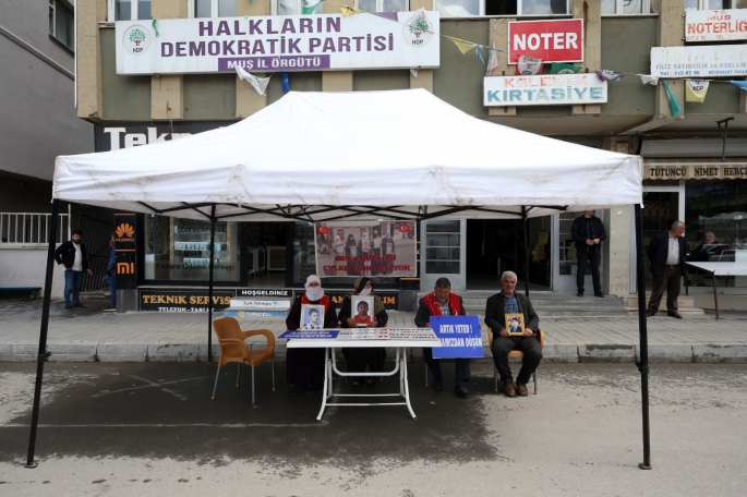 Muşlu aileler çocukları için HDP önündeki eylemlerini sürdürdü