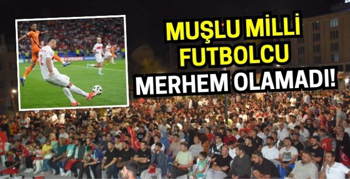 Muşlu milli futbolcu merhem olamadı: Muş'ta vatandaşlar dev ekranda milli maçı izledi!