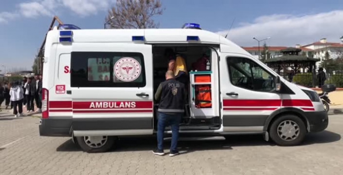 Nazilli'de ehliyetsiz sürücünün kullandığı otomobilin çarptığı anne ve kızı yaralandı