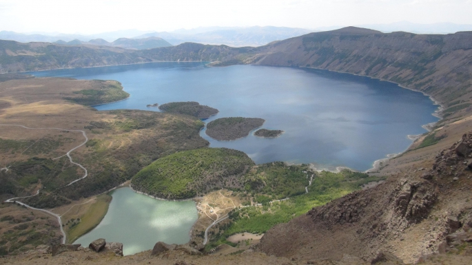 Nemrut Kalderası ve Krater Gölü'ne gelenlere çöp poşeti ve eldiven dağıttılar