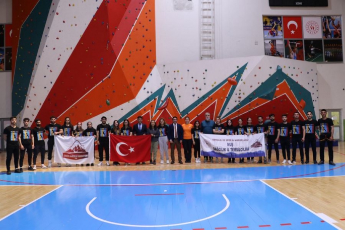 Öğrenciler, spor tırmanış kursunda 