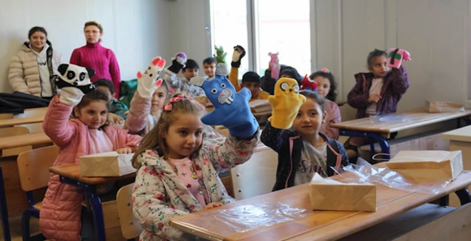 Öğrencilerin diktiği kıyafetler ve kuklalar depremzede çocuklara dağıtıldı