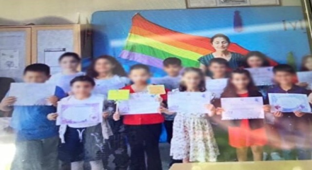 Öğrencilerle LGBT bayrağı önünde hatıra fotoğrafı! 