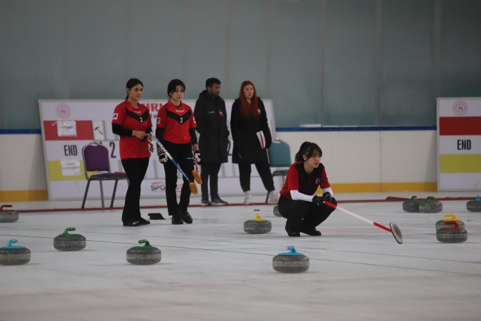 Okul Sporları Gençler Curling Türkiye Şampiyonası Kars'ta devam ediyor 