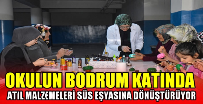 Okulun bodrum katında atıl malzemeleri süs eşyasına dönüştürüyor