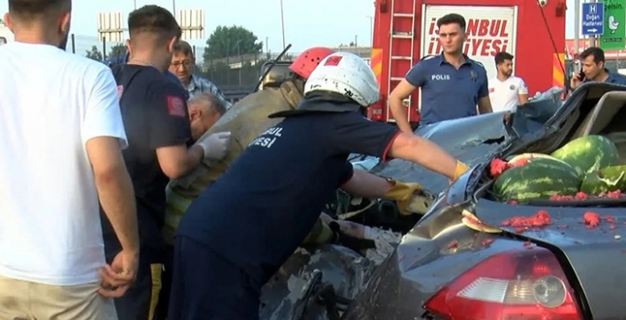 Önce bariyerlere sonra meyve yüklü kamyonete çarptı