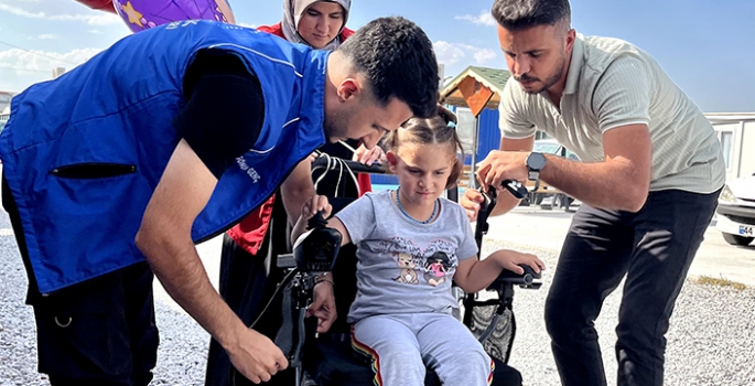 Otizmli çocuğa akülü tekerlekli sandalye desteği