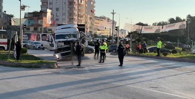 Otobüs ile çarpışan kamyonun sürücüsü hayatını kaybetti