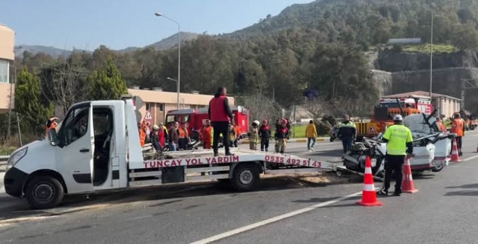 Otomobil iki tırın arasında kaldı: Otomobilin sürücüsü öldü