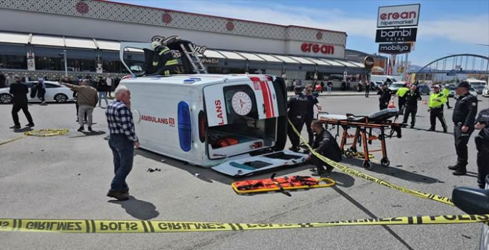 Otomobil ile ambulansın çarpıştı: 6 kişi yaralandı