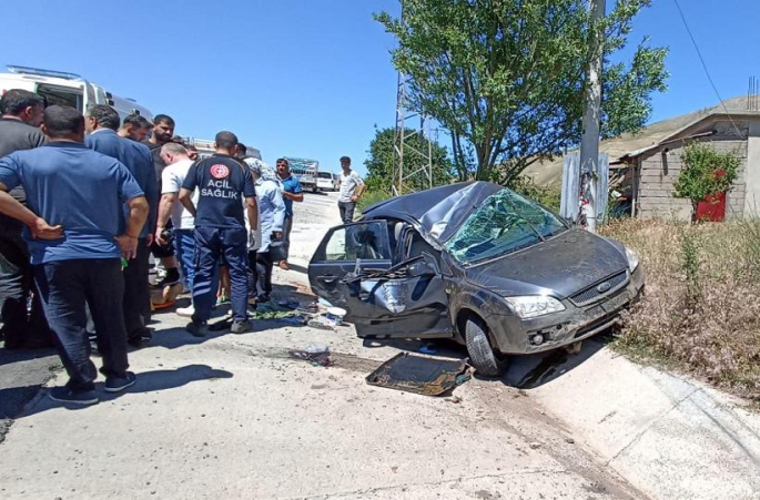 Otomobil ile hafif ticari aracın çarpışması sonucu 5 kişi yaralandı