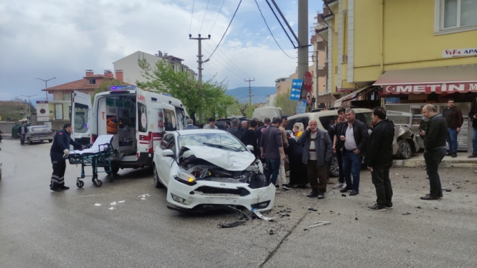 Otomobil ile hafif ticari aracın çarpıştığı kazada 3 kişi yaralandı