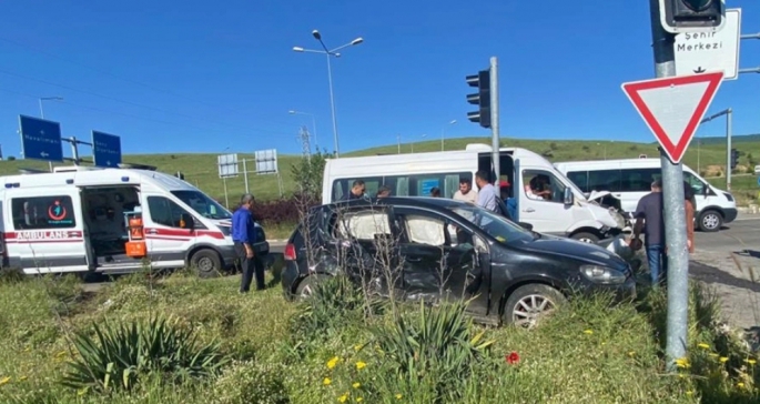 Otomobil ile minibüs çarpıştı: 9 kişi yaralandı