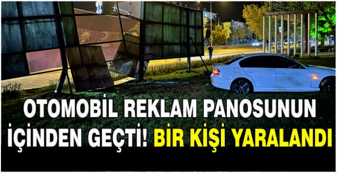 Otomobil reklam panosunun içinden geçti! Bir kişi yaralandı