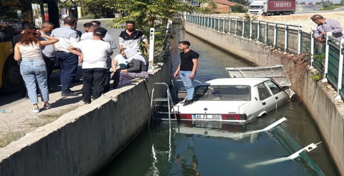 Otomobil sulama kanalına düştü: Vatandaşlar içindekileri kurtarmak için seferber oldu