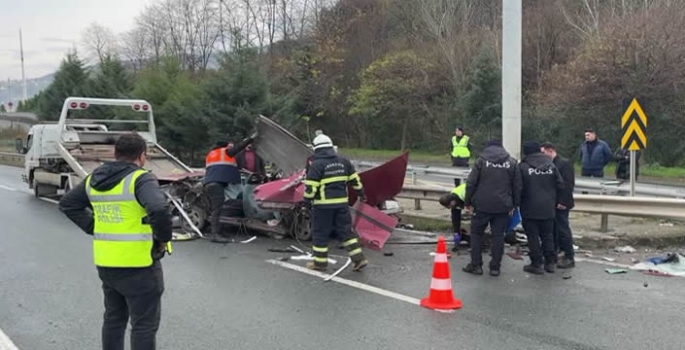  Otomobilin bariyerlere çarptığı kazada 2 kişi öldü, 2 kişi yaralandı