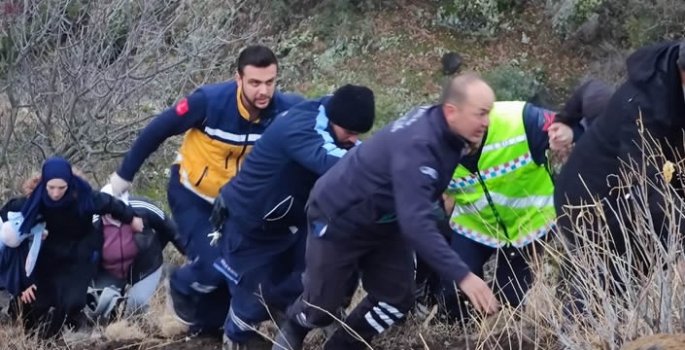 Otomobiliyle baraj gölüne düşen hemşire yüzerek kıyıya çıktı