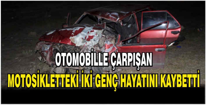 Otomobille çarpışan motosikletteki iki genç hayatını kaybetti