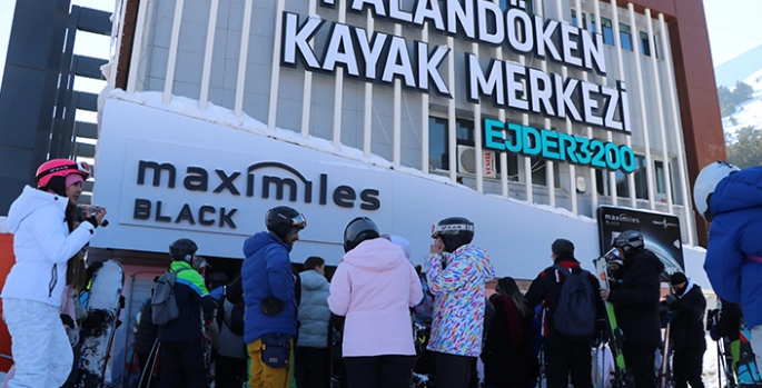 Palandöken'e gelen turistler, güneşli havada kayak yapmanın keyfini çıkardı 