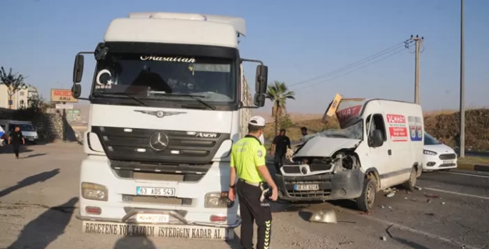 Panelvanın kamyona çarpması sonucu 1 kişi öldü, 1 kişi yaralandı