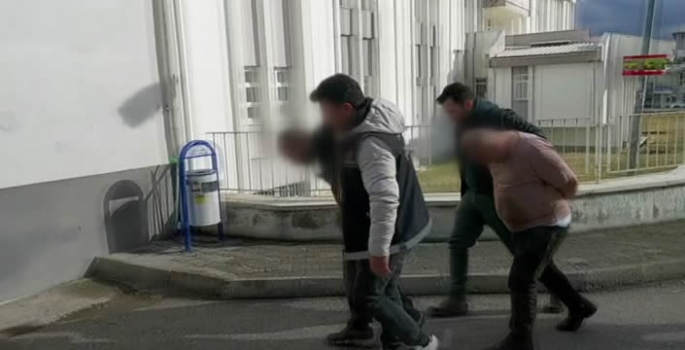 Polise çarpıp kaçan uyuşturucu zanlıları kovalamacayla yakalandı