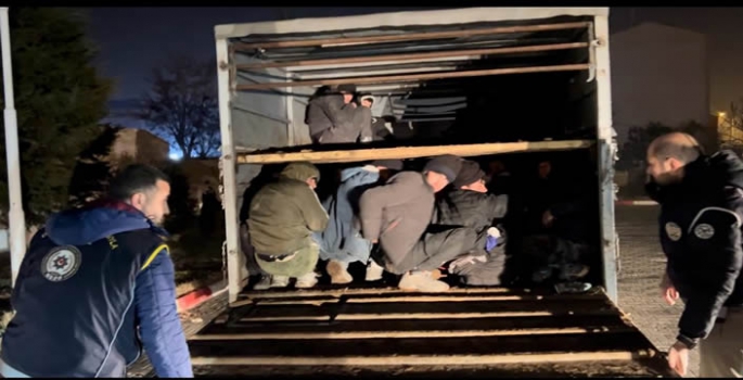 Polisin takibi sonucu 45 düzensiz göçmen yakalandı