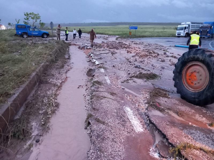 Sağanak nedeniyle Çemişgezek-Pertek kara yolu ulaşıma kapatıldı