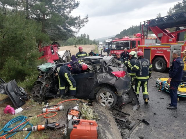 Sağlıkçı anne baba ve 2 kız çocuğu, trafik kazasında yaşamını yitirdi