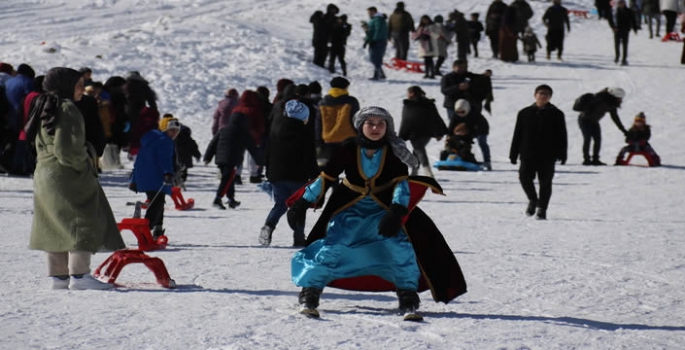 Şalvarlı ve fistanlı kayakçılar pistlere renk kattı