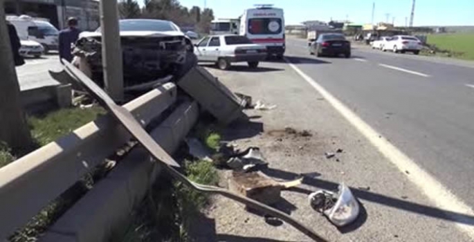 Şanlıurfa'da refüje çarpan otomobildeki 5 kişi yaralandı