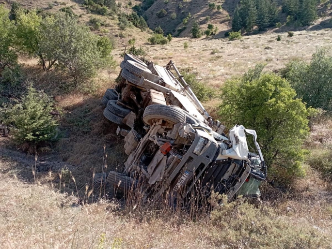 Şarampole devrilen beton pompasındaki 2 kişi yaralandı