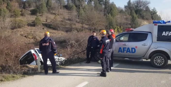 Şarampole devrilen hafif ticari araçtaki 1 kişi öldü, 1 kişi yaralandı